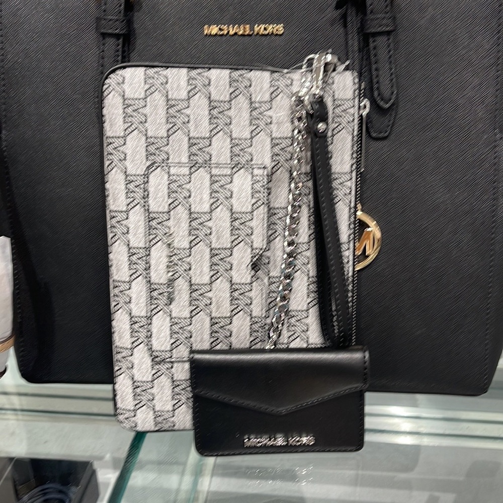 MICHAEL KORS JET SET ITEM LG 2 in 1 CARD CASE & WRISTLET
Black 
NWT